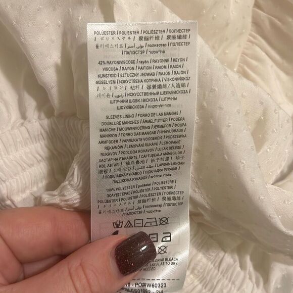 ✨Guess Celestine Off The Shoulder Sz Small Top✨ - Picture 9 of 9